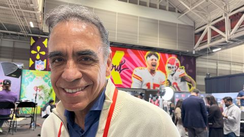 Enrique Garay en el centro de medios del Super Bowl LIX en New Orleans, donde el cronista mexicano trabajó el estelar evento de la NFL de manera presencial por 40a. ocasión en su carrera.