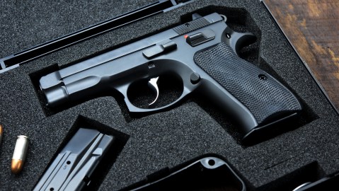 El arma con la que se disparó el niño pertenecía al prometido de su madre, que también vivía en la residencia.