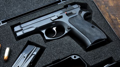 El arma con la que se disparó el niño pertenecía al prometido de su madre, que también vivía en la residencia.