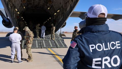 El DHS y sus agencias migratorias, con apoyo del Ejército, trasladan a inmigrantes a Guantánamo.