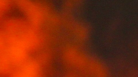 la explosión aparentemente ocurre en uno de los pisos intermedios del complejo de condominios