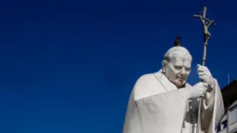 Una estatua del difunto Papa Juan Pablo II a las puertas del Hospital Gemelli, donde el Papa Francisco está recibiendo tratamiento médico.