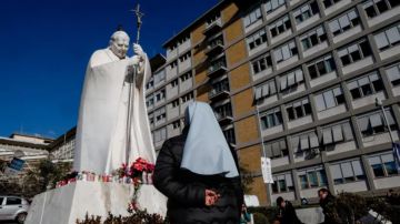 Una estatua del difunto Papa Juan Pablo II a las puertas del Hospital Gemelli, donde el Papa Francisco está recibiendo tratamiento médico.