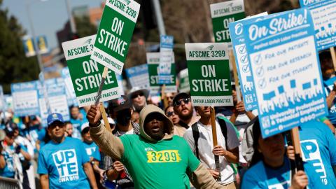 LOS ANGELES (United States), 26/02/2025.- University of California workers picket outside of the University of California, Los Angeles campus, as they go on strike amid contract negotiations between unions representatives and the University of California alleging unfair labor practices and the university accusing them of spreading misinformation and failing to negotiate in good faith, in Los Angeles, California, USA, 26 February 2025. EFE/EPA/CAROLINE BREHMAN