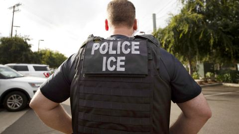Agente del Servicio de Inmigración y Control de Aduanas de Estados Unidos