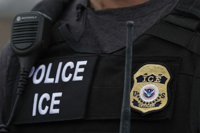 Agente de control de inmigración y aduanas