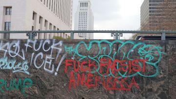 Grafito condenando al fascismo en una pared cerca del centro de LA.