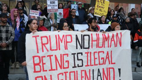 “Trump, ningún ser humano es ilegal en tierra robada”, señalaron los protestantes.