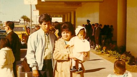 Familia Alemán a punto de ser separada por autoridades de migración estadounidenses en diciembre de 1970.
