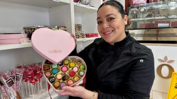 Andrea Maldonado cumple 10 años con la Chokolatta, su tienda de chocolates en North Hollywood.