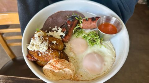 Los restauranteros se han visto obligados a aumentar los precios a sus desayunos debido al alza en el costo del huevo.
