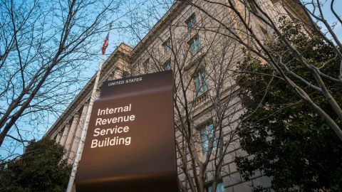 Miles de empleados federales del IRS están siendo despedidos esta semana.
