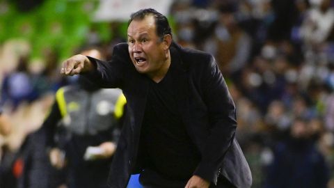 León, Guanajuato, 7 de febrero de 2022. Juan Reynoso director tecnico, durante el partido de la jornada 4 del Torneo Grita México Clausura 2022 de la Liga BBVA MX, entre los Esmeraldas del León y la Máquina Celeste de la Cruz Azul, celebrado en el Estadio León. Foto: Imago7/ Sebastián Laureano Miranda