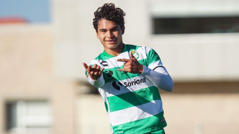 Torreón, Coahuila, 14 de enero de 2023. Stephano Carrillo en festejo de gol, durante el partido de la jornada 2 del torneo Clausura 2023 de la Liga BBVA MX categoría Sub18, entre los Guerreros de Santos Laguna y los Pumas de la UNAM, celebrado en el TSM. Foto: Imago7/