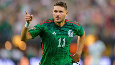 Santiago Giménez celebra un gol co la selección de México.