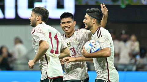 Atlanta, Georgia, Estados Unidos, 12 de septiembre de 2023. Santiago Giménez, Jesús Gallardo y Raúl Jiménez en festejo de gol, durante un partido amistoso del MEXTOUR 2023, entre la Selección Nacional de México y la selección de Uzbekistán, celebrado en el Mercedes-Benz Stadium. Foto: Imago7/