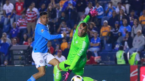 Ciudad de México, 9 de noviembre de 2024. Angel Sepulveda y Nahuel Guzman, durante el partido correspondiente a la jornada 17 del torneo Apertura 2024 de la Liga BBVA MX, entre la Máquina Celeste del Cruz Azul y los Tigres de la UANL, celebrado en el estadio Ciudad de los Deportes. Foto: Imago7/ Manlio Contreras