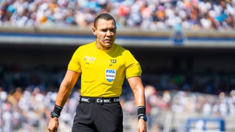 Ciudad de México, 1 de diciembre de 2024. Marco Antonio Ortiz, árbitro central, durante el partido de vuelta de los Cuartos de Final del torneo Apertura 2024 de la Liga BBVA MX, entre los Pumas de la UNAM y los Rayados del Monterrey, celebrado en el estadio Olímpico Universitario. Foto: Imago7 / Diego Padilla