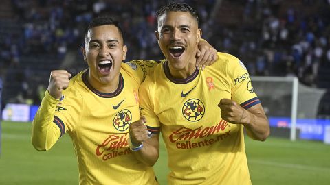 Jonathan dos Santos junto a Erick Sánchez.