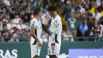 Andrés Guardado junto a James Rodríguez.