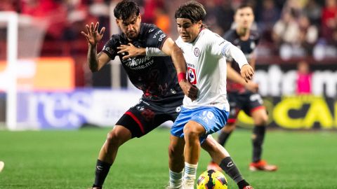 Tijuana, Baja California, 31 de enero de 2025. Jesús Alejandro Gómez y Luka Romero, durante el partido correspondiente a la jornada 5 del torneo Clausura 2025 de la Liga BBVA MX, entre los Xolos de Tijuana y la Máquina Celeste del Cruz Azul, realizado en el estadio Caliente. Foto: Imago7/Alejandro Gutiérrez Mora