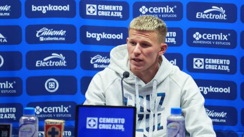 Ciudad de México, 7 de febrero de 2025. Mateusz Bogusz, durante su presentación como refuerzo de la Máquina Celeste del Cruz Azul para el torneo Clausura 2025 de la Liga BBVA MX, realizada en La Noria. Foto: Imago7/ Manlio Contreras