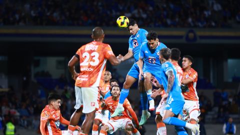 Ciudad de México, 8 de febrero de 2025. Gabriel Fernández "Toro" anota gol, durante el partido correspondiente a la jornada 6 del torneo Clausura 2025 de la Liga BBVA MX, entre la Máquina Celeste del Cruz Azul y los Tuzos del Pachuca, realizado en el estadio Olímpico Universitario. Foto: Imago7/ Eloísa Sánchez