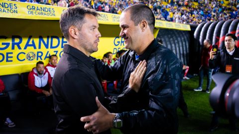 Nicolás Larcamón junto a André Jardine, entrenador del América.