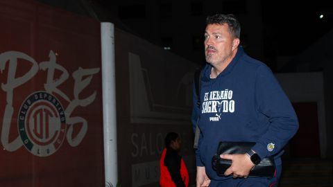 Toluca, Estado de México, 15 de febrero de 2025. Oscar García, director técnico, llegando al estadio, durante el partido correspondiente a la jornada 7 del torneo Clausura 2025 de la Liga BBVA MX, entre los Diablos Rojos del Toluca y las Chivas Rayadas del Guadalajara, realizado en el estadio Nemesio Diez. Foto: Imago7 / Diego Padilla