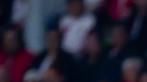 Toluca, Estado de México, 15 de febrero de 2025. Jesús Rafael López Valle, árbitro central anula gol en Fuera de Lugar, durante el partido correspondiente a la jornada 7 del torneo Clausura 2025 de la Liga BBVA MX, entre los Diablos Rojos del Toluca y las Chivas Rayadas del Guadalajara, realizado en el estadio Nemesio Diez. Foto: Imago7 / Diego Padilla