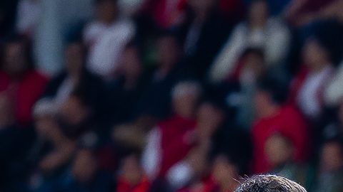 Toluca, Estado de México, 15 de febrero de 2025. Jesús Rafael López Valle, árbitro central anula gol en Fuera de Lugar, durante el partido correspondiente a la jornada 7 del torneo Clausura 2025 de la Liga BBVA MX, entre los Diablos Rojos del Toluca y las Chivas Rayadas del Guadalajara, realizado en el estadio Nemesio Diez. Foto: Imago7 / Diego Padilla