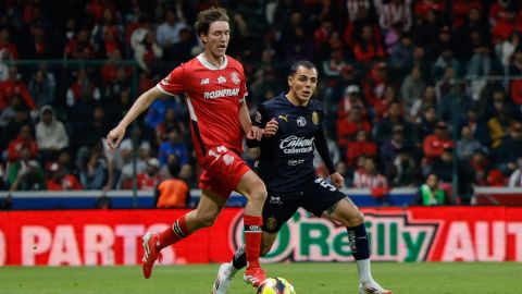 Toluca, Estado de México, 15 de febrero de 2025. Marcel Ruiz y Hugo Camberos , durante el partido correspondiente a la jornada 7 del torneo Clausura 2025 de la Liga BBVA MX, entre los Diablos Rojos del Toluca y las Chivas Rayadas del Guadalajara, realizado en el estadio Nemesio Diez. Foto: Imago7/ Arturo Hernández.