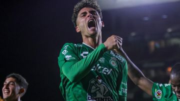 Paul Bellón celebra el gol con el que León asaltó la cima del Clausura 2025.