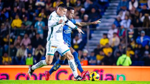 Ciudad de México, 19 de febrero de 2025. James Rodríguez y Cristian Borja, durante el partido correspondiente a la jornada 9 del torneo Clausura 2025 de la Liga BBVA MX, entre las Águilas del América y los Esmeraldas del León, realizado en el estadio Ciudad de los Deportes. Foto: Imago7 / Diego Padilla