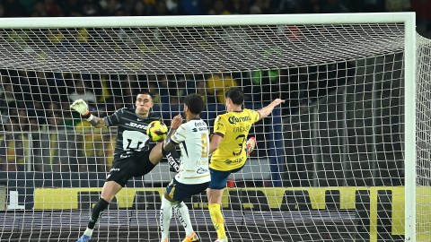 Ciudad de México, 22 de febrero de 2025. Gol de Israel Reyes durante el partido correspondiente a la jornada 8 del torneo Clausura 2025 de la Liga BBVA MX, entre los Pumas de la UNAM y las Águilas del América, realizado en el estadio Olímpico Universitario. Foto: Imago7/ Etzel Espinosa