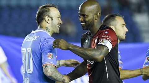 Matías Vuoso en saludo con Felipe Baloy, quien jugó para Atlas, Rayados y Santos, entre otros clubes mexicanos.