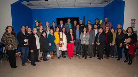 Los participantes en la reunión de líderes legislativos californianos con activistas comunitarios de Los Ángeles / Atención Robert Rivas