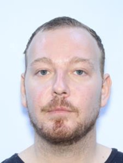 Fue visto por última vez con una chaqueta color canela y una sudadera con capucha negra