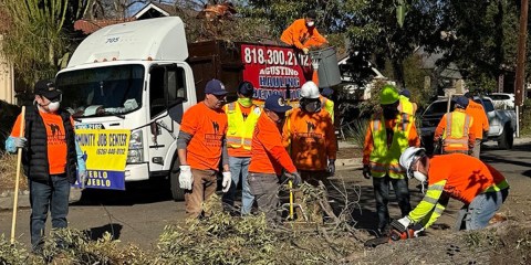 Jornaleros en plena faena limpiando los restos que dejaron los fuertes vientos que animaron el incendio Eaton de Altadena.