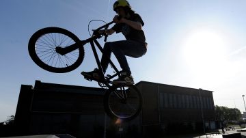 Ein junger Fahrradakrobat fliegt am Mittwoch, 21. Oktober 2009, mit seinem Mountain- und BMX Raedern auf dem ehemaligen Gelaende der Zeche Ewald zwischen Herten und Recklinghausen durch die Luft. Lange Zeit war Herten gemessen an der Foerdermenge die groesste Bergbaustadt Europas - die 1997 stillgelegte Zeche, sowie die benachbarte Haldenlandschaft werden nun von immer mehr Freizeitsportlern zurueck erobert. (AP Photo/Martin Meissner)--- A young man performs artistic jumps on his bmx and mountain bike at the former coal mine Ewald in Herten, Germany, Wednesday, Oct. 21, 2009. (AP Photo/Martin Meissner)