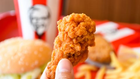 KFC, fundado en 1952, es una cadena de restaurantes que, desde sus inicios, se especializa en pollo frito.
