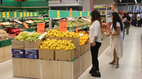 La confianza del consumidor en EE.UU. cayó en febrero, según un nuevo informe