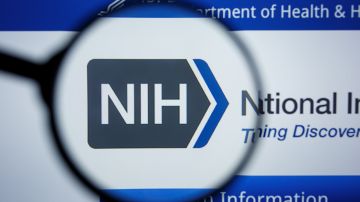 Los NIH prevén recortar 4,000 millones de dólares a investigadores médicos