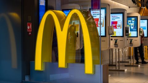 El origen de la tarjeta dorada de McDonald's es un misterio.