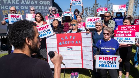 Trabajadores y residentes piden que la congresista Young Kim vote no en el presupuesto que recortaría servicios médicos en Anaheim.
