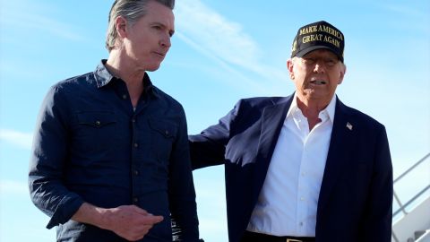 El gobernador de California, Gavin Newsom, recibió al presidente Donald Trump cuando vino a recorrer las zonas afectadas por los incendios forestales del sur de California.