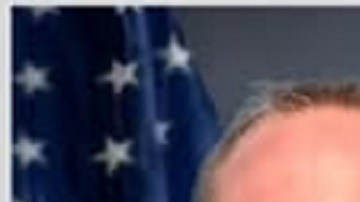 la policía identificó al oficial caído como Jason Roscow, de 46 años, quien tenía más de 17 años en el departamento