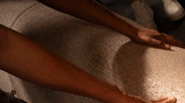 Conan O’Brien tumbado sobre la alfombra roja antes de que se desenrollara este miércoles.