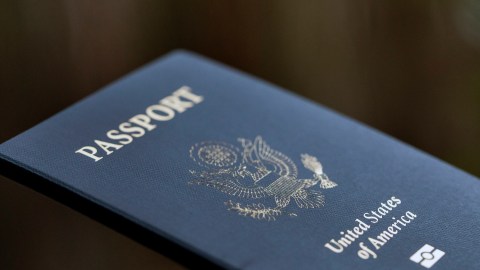 Se elimina el género "X" en pasaportes de EE UU bajo Trump.