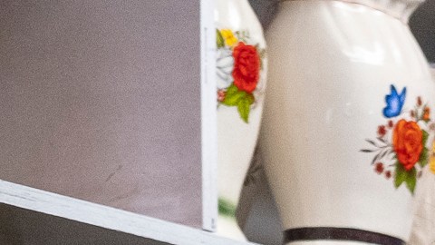Blanca Mesinas ayuda a unos clientes en su tienda Plaza Oaxaca en Anaheim.